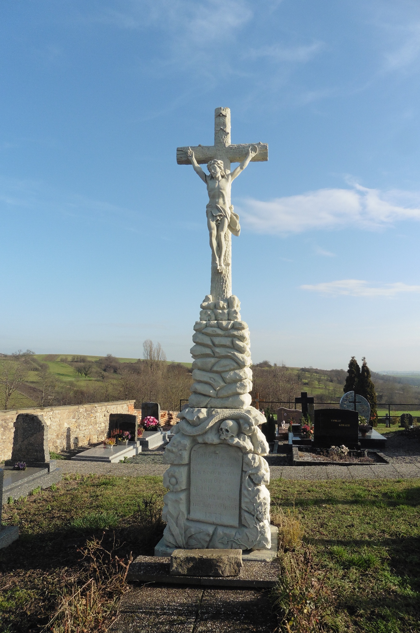 Croix de cimetière: Christ en croix